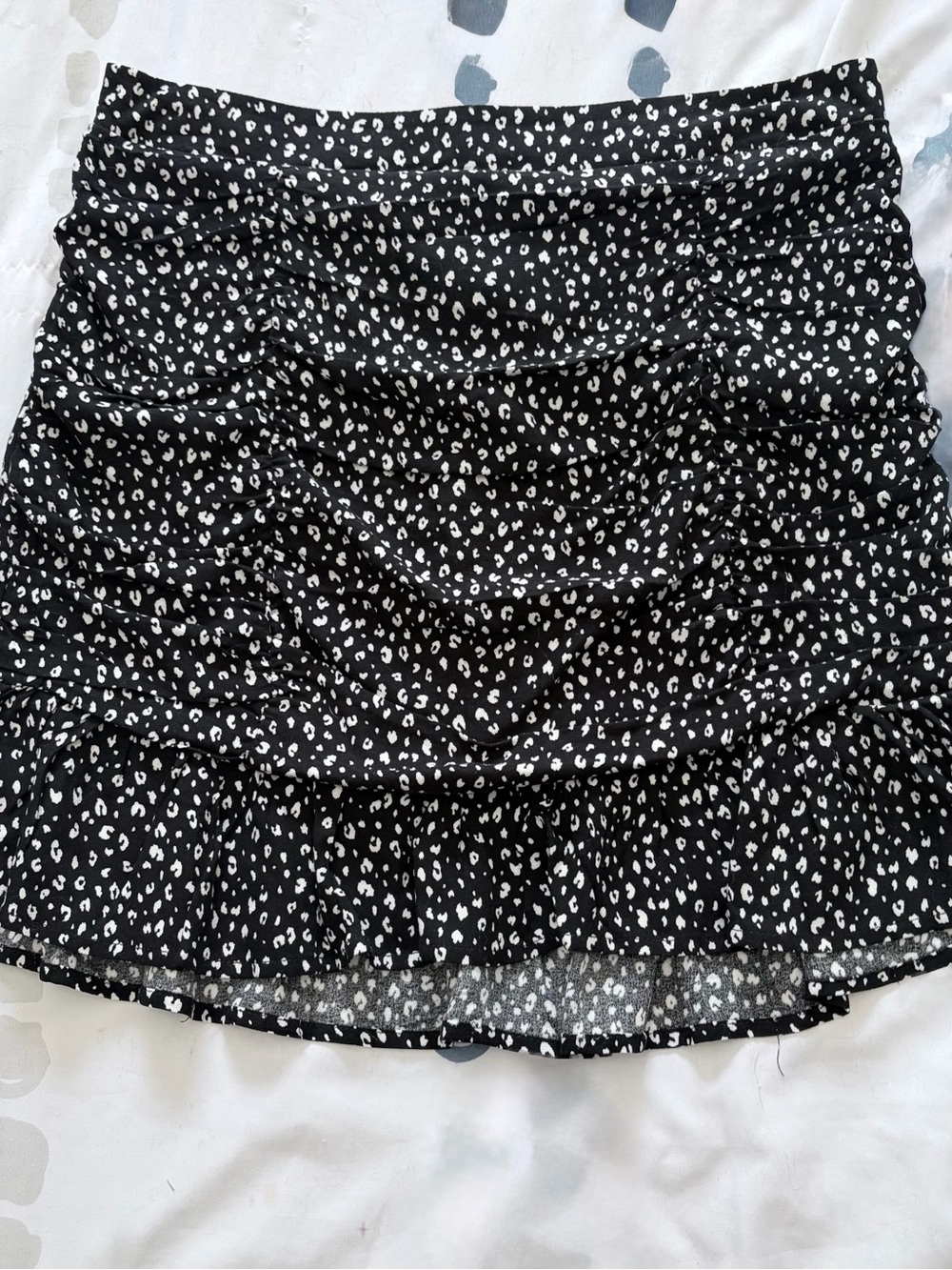 Black/ White Printed ruched mini  Skirt. Great Fall/Winter staple